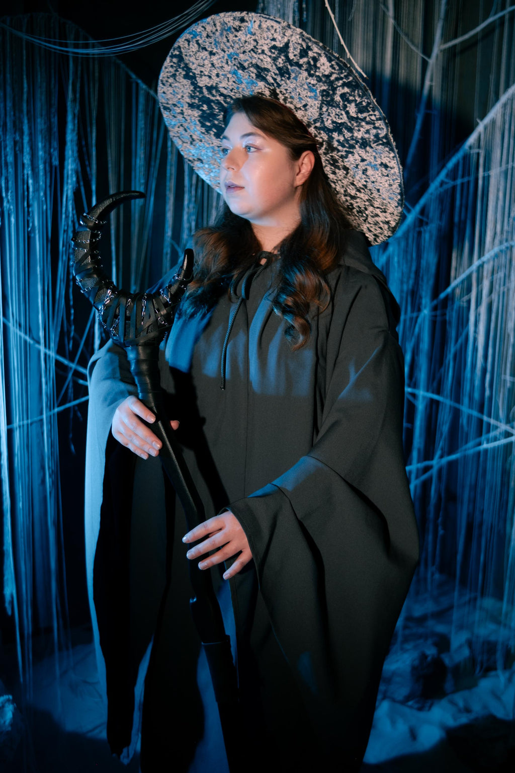 Nocturne Crescent for Dark Mage – Black Moon Staff with Golden Chain, Wooden Fantasy Prop, Handcrafted Wizard Staff, Decorative Alder Design