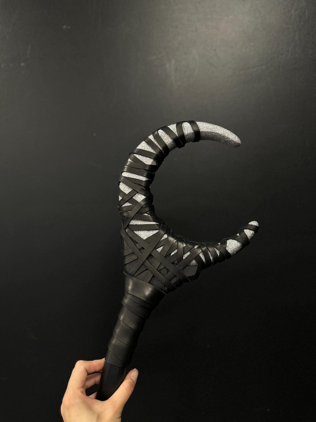 Silver Crescent Moon Staff – Lunar Wizard Wand with Silver Sparkles, Wicca Ritual Prop, Druid LARP Stick, Fantasy Cosplay Weapon, Alder Wood